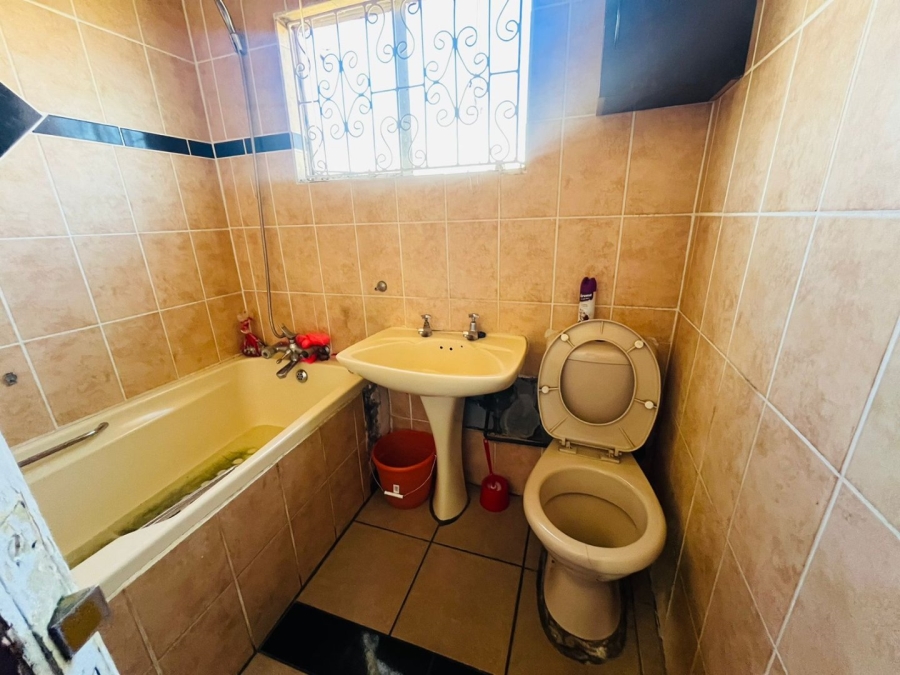 3 Bedroom Property for Sale in Molifi Tau Kloof Free State